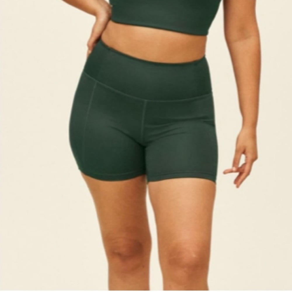 Girlfriend Collective High rise run Shorts forest green, size small
